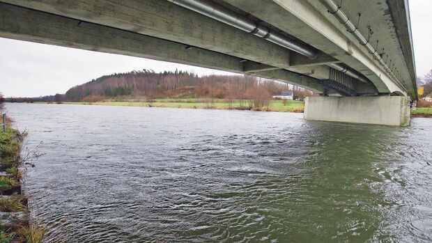Der reißende Wasserstrom der Ruhr ist durch die vielen Niederschläge zwar erheblich angeschwollen. Über die Ufer getreten ist der Fluß bislang allerdings nicht, wenngleich der Ruhrverband vor einer möglichen Hochwasser-Gefahr gewarnt hatte. FOTO: ANDREAS DUNKER