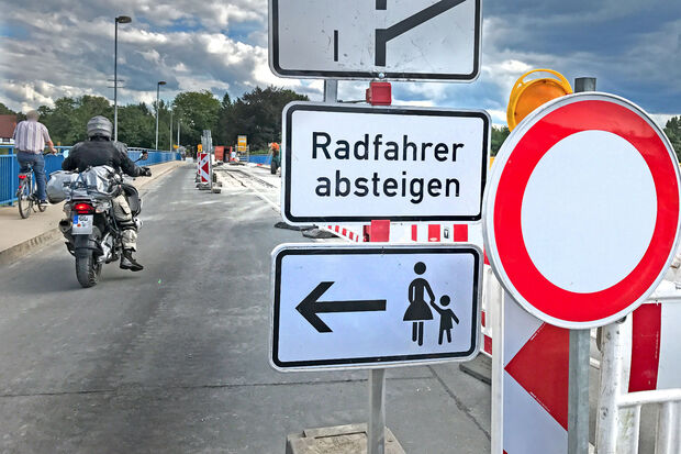 Auch motorisierte Zweiradfahrer mißachten das Durchfahrtsverbot einfach. FOTO: ANDREAS DUNKER