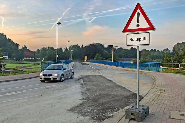 Die Vollsperrung der Wickeder Ruhrbrücke ist seit dem heutigen Freitagmorgen wieder aufgehoben, die Fahrbahn ist frei und der Verkehr rollt wieder. Vorsicht ist allerdings geboten, da durch die jüngste Asphaltierung noch Rollsplitt auf der Fahrbahn liegt. FOTO: ANDREAS DUNKER