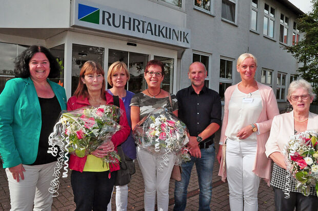 Gruppenfoto mit Rentnerinnen (von links) Pflegedienstleiterin Susanne Kuhl, Dagmar Gärtner, Hauswirtschaftsleiterin Sonja Briest, Waltraud Schlieper, Geschäftsführer Markus Anders, Küchenleiterin Heike Filthaut und Christa Schmitz. FOTO: DOMINIK PIEPER