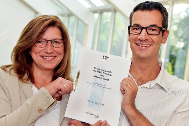 Ruth Kellermann-Albers und Holger Schubert präsentieren den Tätikeitsbericht der Heimaufsicht des Kreises Soest. FOTO: THOMAS WEINSTOCK / KREIS SOEST