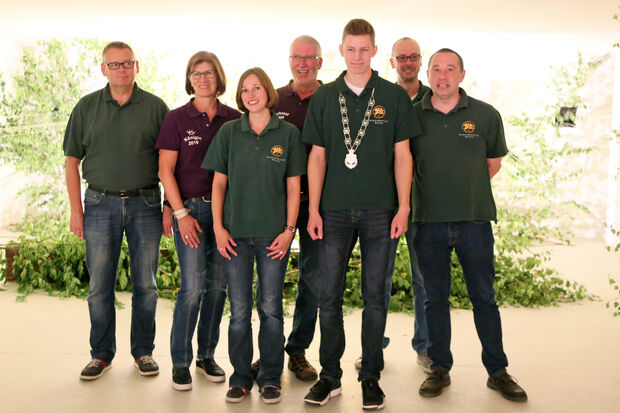 Nils Langer (5. von links) ist neuer Prinz des Schieß-Sport-Clubs Wickede. Er löst seine Amtsvorgängerin Sabrina Koerdt (3. von links) ab. Zu den ersten Gratulanten zählten stellvertretender Brudermeister Martin Bertram, das (noch) amtierende Wickeder Schützenkönigspaar Ulrike und Ulrich Thiele, Brudermeister Thomas Gehrke und SSC-Vorsitzender Hendrik Koerdt (von links). FOTO: ANDREAS DUNKER