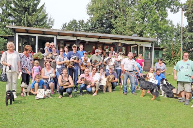 Hunde mit Frauchen und Herrchen am Vereinsheim der Ortsgruppe Wickede des Vereins für Deutsche Schäferhunde in Wickede ARCHIVFOTO: ANDREAS DUNKER