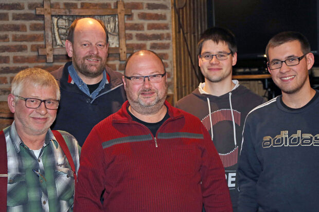 Der Vorstand der SSG Echthausen (von links): Geschäftsführer Cajus Crachus Steffen, Andreas Westhoff, Vorsitzender Hans-Jürgen Zimpel, Jugendsprecher Marcel Haupt und Sportleiter Niklas Mimberg. Nicht auf dem Bild: Schatzmeister Rudi Nolte FOTO: ANDREAS DUNKER 