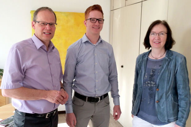 Bürgermeister Dr. Martin Michalzik (CDU), Auszubildender David Schmeiser und Ausbildungsleiterin Andrea Leipnitz (von links) FOTO: GEMEINDE WICKEDE