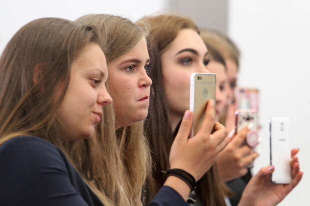 Mehrere Mädels des letzten Jahrgangs der Gerken-Hauptschule filmten den Auftritt ihrer Mitschülerin Sarahn Konate mit ihren Smartphones. FOTO: ANDREAS DUNKER