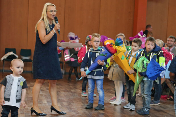 Schulleiterin Delia Heck von der Melanchthon-Grundschule mit Erstklässlern bei der Einschulungsfeier im Bürgerhaus ARCHIVFOTO: ANDREAS DUNKER