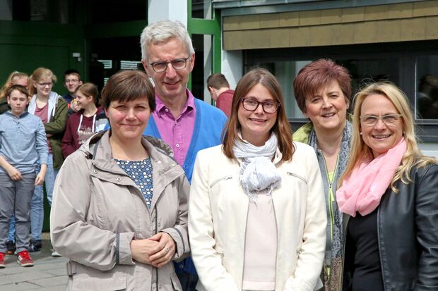 Stellten die neue Schulsozialarbeiterin Anne Schneidermann (Mitte) vor: Rektorin Brigitte Tavus von der Engelhard-Grundschule, Schulleiter Peter Zarnitz von der Sekundarschule, Fachbereichsleiterin Susanne Modler von der Gemeindeverwaltung und Rektorin Delia Heck von der Melanchthon-Grundschule (von links). FOTO: ANDREAS DUNKER