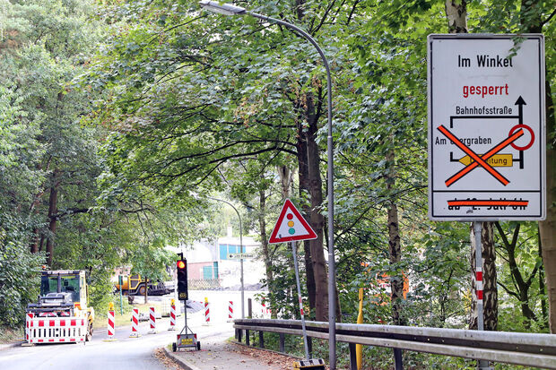 Jetzt ist die bisherige Umleitungsstrecke von der Hövelstraße in Richtung Freibad nicht mehr passierbar. Die Straße "Im Winkel" kann hingegen ab sofort wieder befahren werden. FOTO: ANDREAS DUNKER