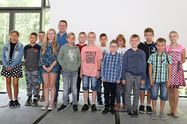 Die Klasse 5 a mit Lehrer Frank Fiedler FOTO: ANDREAS DUNKER