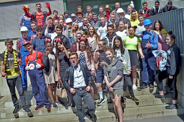 Die Zehntklässler der kommunalen Sekundarschule im Hövel bereiteten sich in den letzten Tagen auf ihren Schulabschluss am Freitagnachmittag vor. Unter anderem hatten sie sich unter dem Motto „Helden der Kindheit“ bunt kostümiert. – Helden wie "Bob der Baumeister", "Superman" oder verschiedene "It-Girls" brauchen bekanntlich keinen Schulunterricht mehr. FOTOS: SKW