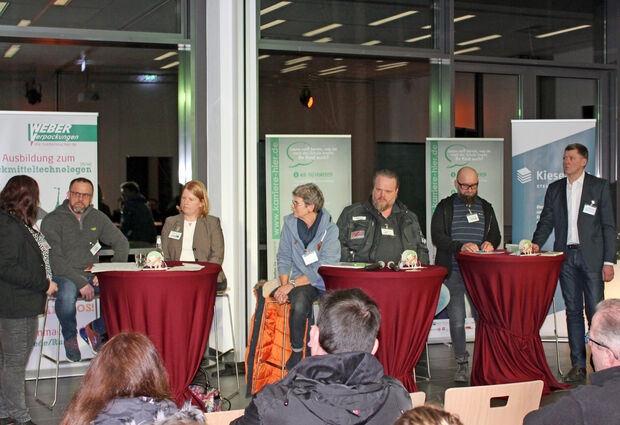 Auf dem Podium (von links): Moderatorin Carolin Linke und die Ausbilder Detlef Ebert, Rabea Isenbeck, Anne Heite, Rolf Schriever, Dirk Sterenborg und Helmut Kieserling FOTO: SKW