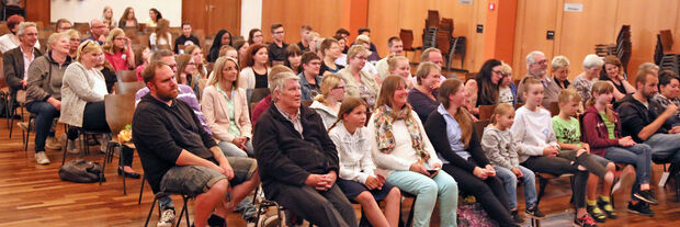 Die Zuschauer bei der Theater-Aufführung der Sekundarschule im Bürgerhaus FOTO: ANDREAS DUNKER