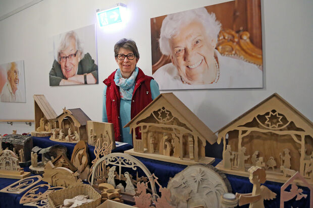 Weihnachtskrippen und andere Schnitzereien wurden auf dem Adventsbasar am Sonntag im Senioren-Zentrum "Häuser St. Raphael" in Wimbern angeboten. FOTO: ANDREAS DUNKER 