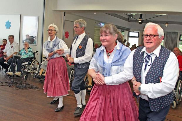 Tanzaufführung beim Sommerfest im Senioren-Zentrum Häuser St. Raphael FOTO: ANDREAS DUNKER