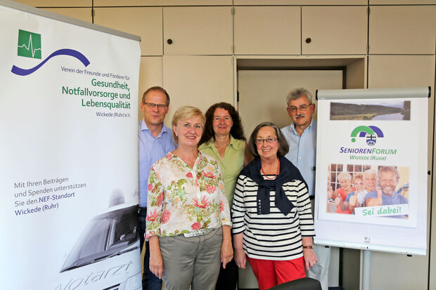 Mitglieder des Wickeder Seniorenforums (von links): Bürgermeister Dr. Martin Michalzik (CDU), Brunhilde Pieper, Senioren-Beauftragte Angelika Bechheim-Kanthak, Marlis Müller und Dr. Hubertus Geisler. FOTO: CARINA WESTERWELLE