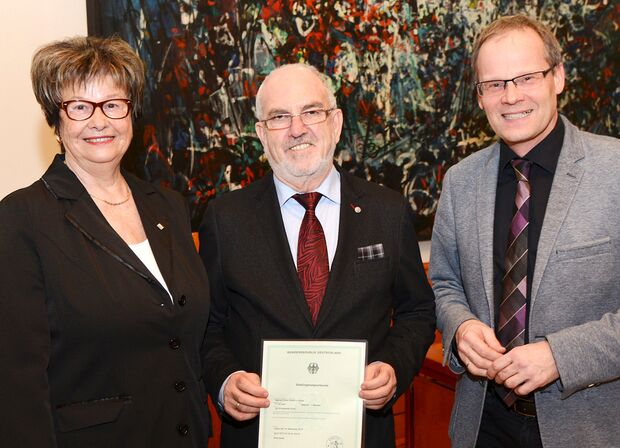 Stellvertretende Landrätin Irmgard Soldat (CDU) vom Kreis Soest, der Spanier Manuel Abadin mit seiner deutschen Einbürgerungsurkunde und Wickedes Bürgermeister Martin Michalzik (CDU) (von links) FOTO: THOMAS WEINSTOCK / KREIS SOEST