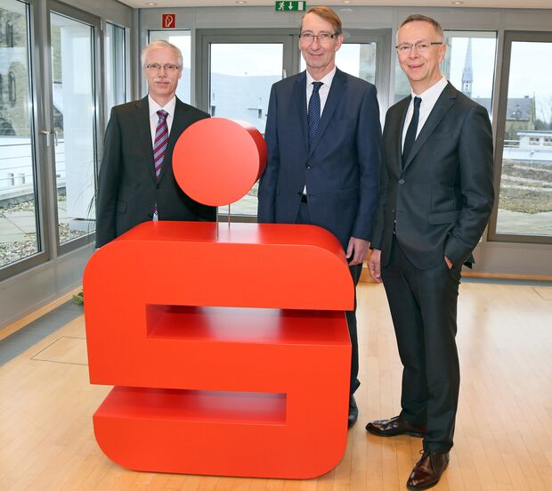 Der Vorstand der Sparkasse SoestWerl (von links): Ulrich Kleinetigges, Michael Supe (Vorsitzender) und Klaus Eickenbusch ARCHIVFOTO: ANDREAS DUNKER