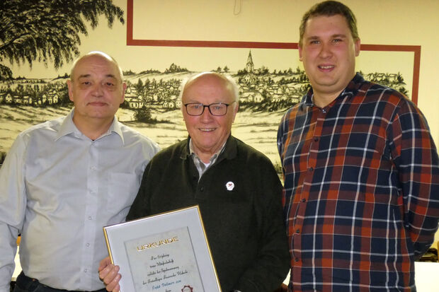 Jupp Volmer sen. (Mitte) wurde für seine 65-jährige Mitgliedschaft im Spielmannszug Wickede (Ruhr) geehrt. FOTO: SPIELMANNSZUG