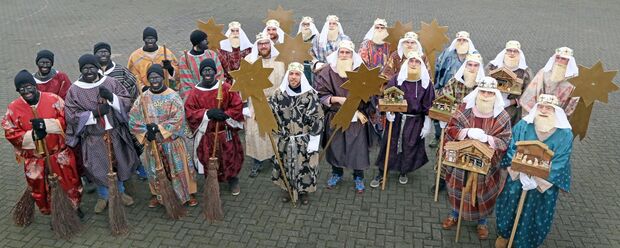 Die erwachsenen Sternsinger am heutigen Heiligen-Drei-Königs-Tag - in acht Dreier-Gruppen zogen die Dreikönigssänger durch das Dorf Echthausen FOTO: ANDREAS DUNKER