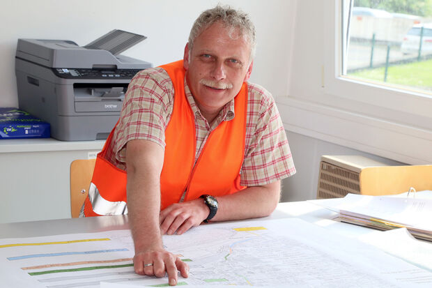 Techniker Dirk Berghoff von „Straßen.NRW“ will die aufführende Baufirma zur Rede stellen, warum einige Quadratmeter der Feinasphaltschicht auf der eigentlich fertigen Fahrbahn im oberen Bereich der Hauptstraße fehlen. FOTO: ANDREAS DUNKER