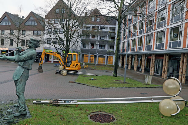 Die signifikanten Kugelleuchten verschwinden als Straßenbeleuchtung aus der Wickeder Ortsmitte: Derzeit lässt die Gemeinde Wickede (Ruhr) auf dem Marktplatz und an der Kirchstraße neue Oberlichtlaternen aufstellen. FOTO: ANDREAS DUNKER