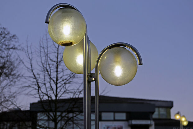 Die alten Glaskugelleuchten mussten aufwendig gereinigt werden, um nicht so unansehnlich zu wirken, wie die Leuchten hier im Lanferbachtal vor dem Bürgerhaus in Wickede. ARCHIVFOTO: ANDREAS DUNKER
