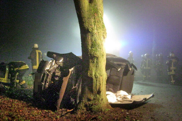 Das verunglückte Fahrzeug des Wickeders, welches an der Vierhausener Straße vor einem Baum landete. FOTO: POLIZEI