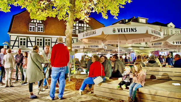 Gut besucht: Streetfood-Festival am Freitagabend unter freiem Himmel auf dem Marktplatz der Nachbarstadt Fröndenberg FOTO: ANDREAS DUNKER