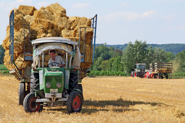 In Wimbern gibt es noch einige Bauernhöfe mit Voll- und Nebenerwerbslandwirten. Die einzelnen Siedlungen des Dorfes liegen umgeben von Feldflur und kleinen Wäldern. – Unser Foto zeigt Landwirt Gerhard Fildhaut bei der Strohernte auf einem Gerstenfeld. ARCHIVFOTO: ANDREAS DUNKER