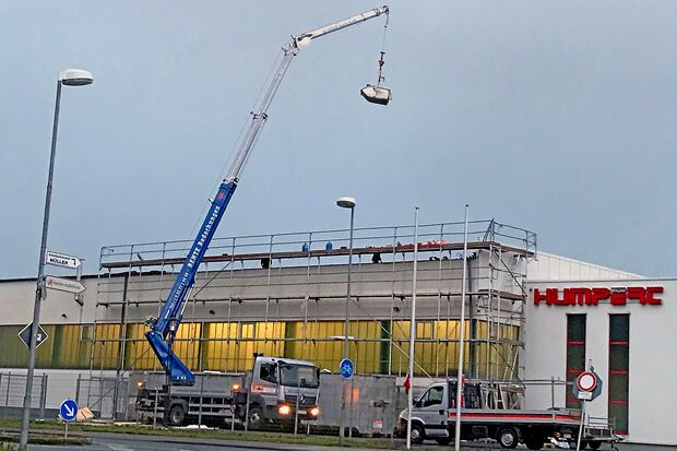 Bis zur Dunkelheit waren die Handwerker auf den Dächern - wie hier auf dem zerstörten Flachdach der Firma Humpert in Wickede - unterwegs, um Häuser und Hallen zumindest provisorisch abzudichten. FOTO: ANDREAS DUNKER