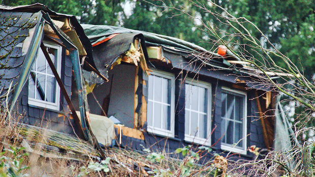 Das Ausmaß des Schadens an dem Dachgeschoss wurde bei Tageslicht und nach Beseitigung der umgestürzten Buche erst richtig sichtbar. FOTO: ANDREAS DUNKER