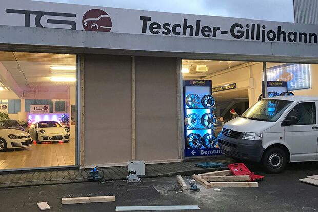 Der Sturm drückte am Teschler-Center zwei riesige Schaufensterscheiben ein. FOTO: ANDREAS DUNKER