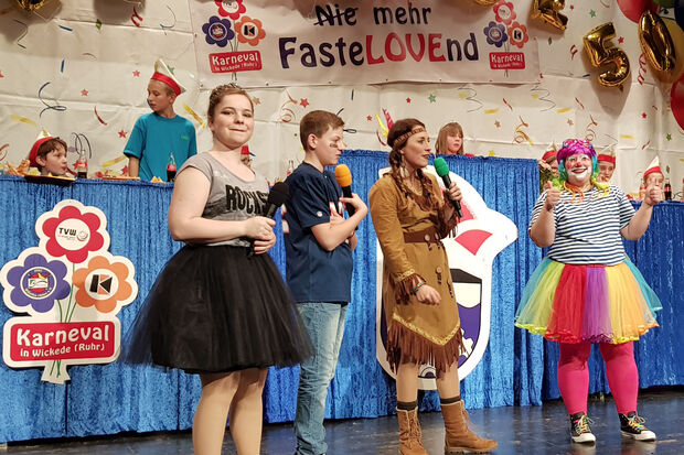 Das Moderatoren-Trio des TV-Kinderkarnevals (von links): Joyce Pieper, Felix Schnapp und Annika Taugs mit Trainerin Sandrina Gedig von der Sport-Akrobatik-Gruppe "Chibikko" (rechts) FOTO: ROBERT GEDIG