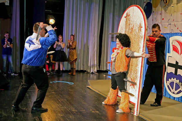 Messerwerfer beim Mitmach-Zirkus am Sonntagnachmittag beim TV-Kinderkarneval im Bürgerhaus in Wickede FOTO: ANDREAS DUNKER