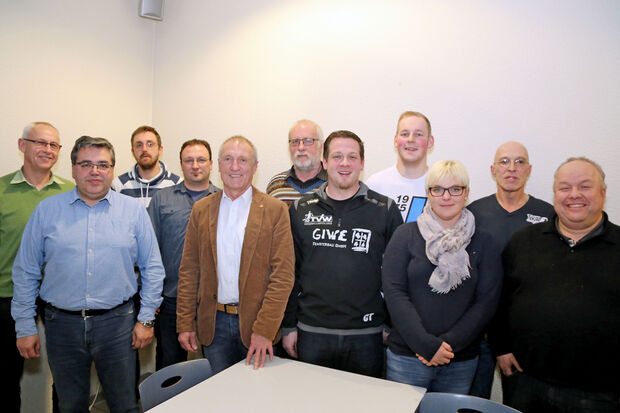 Der erweiterte Vorstand der Handball-Abteilung zusammwn mit Vertretern des Vorstandes des TV Wickede FOTO: ANDREAS DUNKER