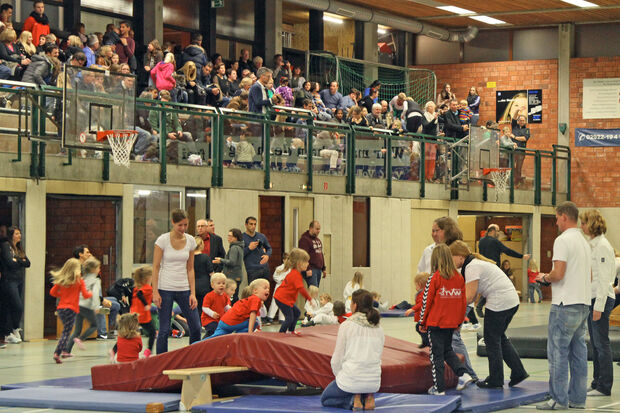 Volle Halle: Zuschauer und Aktive des Turnvereins FOTO: ANDREAS DUNKER