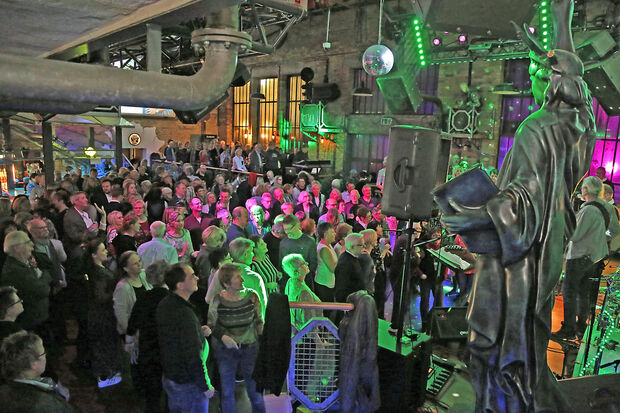Rund 500 Gäste nahmen am Freitagabend am Live-Konzert der Wickeder Covermusikband „Take 5“ im sogenannten „Kesselhaus“ der Großraumdiscothek „Kraftwerk“ im Freizeit- und Gewerbepark „Am Golfplatz“ in Werl teil. Auch unter den Zuhörern und Tänzern fanden sich zahlreiche bekannte Wickeder Gesichter. FOTO: ANDREAS DUNKER