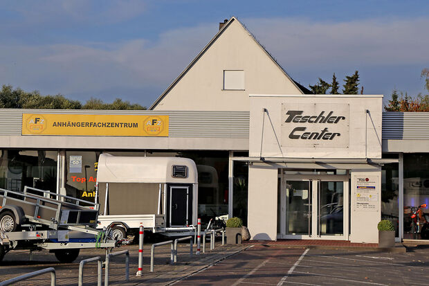 Das „Teschler-Center“ mit dem „Anhängerfachzentrum“ (AFZ), welches mit Büro und Ausstellung komplett ins Gewerbegebiet Westerhaar zum Planen-Verarbeiter Robert Bensch umsiedelt, der auch Inhaber des AFZ ist. – In dem linken Gebäudeteil des „Teschler-Centers“ will danach das Autohandelsunternehmen „eXclusive-mobile.eu“ mit seinem Vertrieb einziehen. Zudem will man auch auf dem Platz davor seine Fahrzeuge ausstellen, wo derzeit noch ein paar Anhänger stehen. FOTO: ANDREAS DUNKER