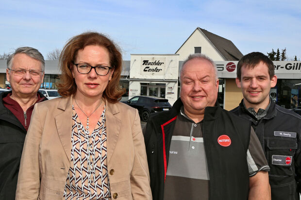 Das Team des Kfz-Meister-Betriebs Thurau am neuen Standort im Teschler-Center an der Hauptstraße in Wickede (von links): Kfz-Meister Friedhelm Dröge, Büromitarbeiterin Bettina Pieper, Inhaber und Kfz-Meister Markus Thurau und Kfz-Meister Matthias Gedig. Es fehlen auf dem Bild: die zwei Gesellen der Autowerkstatt.