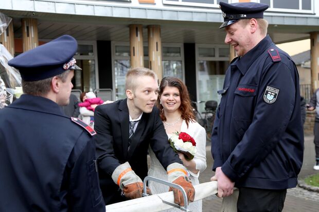 Dennis Keggenhoff musste mit einer kleinen Säge einen Feuerwehrschlauch durchsägen FOTO: CARINA WESTERWELLE