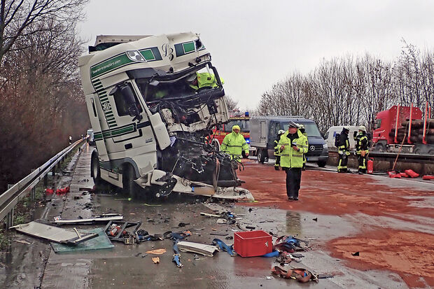 Das Führerhaus des niederländischen Lkw nach dem Unfall FOTO: FEUERWEHR WERL