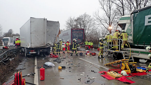 Drei große Lastkraftwagen und ein kleinerer Transporter kollidierten bei dem Auffahrunfall auf der A 44 bei Werl.  FOTO: FEUERWEHR WERL