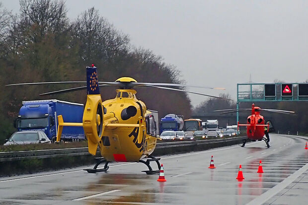 Zwei Rettungshubschrauber landeten auf der Fahrbahn in Richtung Dortmund. FOTO: FEUERWEHR WERL