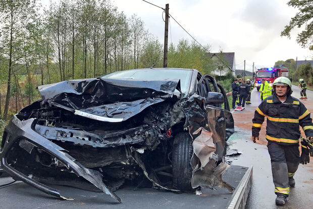 Der schwarze Ford-Focus der dreiköpfigen Familie aus Arnsberg auf einem Abschleppfahrzeug FOTO: ANDREAS DUNKER