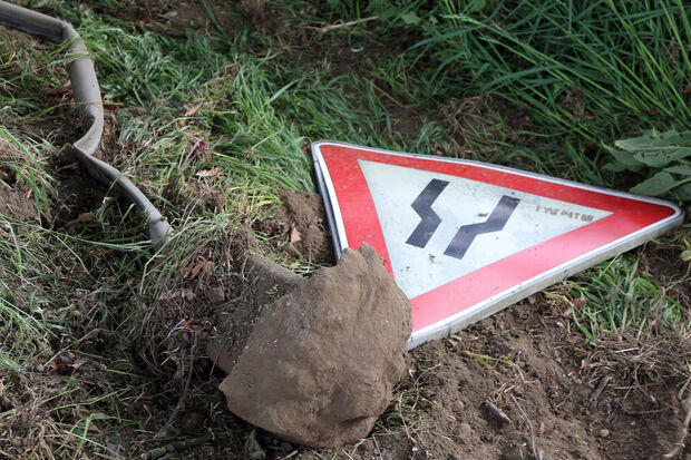 Bei dem schweren Verkehrsunfall in Folge der Kollision im Begegnungsverkehr wurde auch dieses Warnschild "Achtung: Engstelle" umgefahren. FOTO: ANDREAS DUNKER