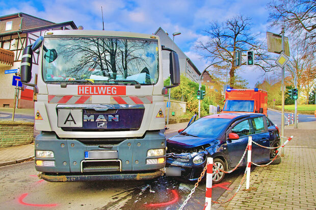 Ein Pkw ist auf der Kirchstraße mit einem Müllwagen kollidiert. FOTO: ANDREAS DUNKER