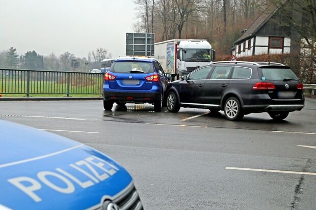 Die zwei zusammengeprallten Unfallwagen und der Polizei-Einsatzwagen an der Unfallstelle FOTO: ANDREAS DUNKER
