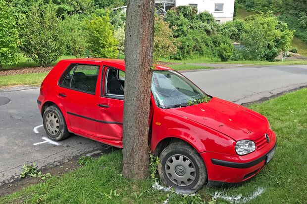 Der VW-Golf, der vor einen Baum an der Wickeder Straße in Wiehagen geschleudert ist. FOTO: ANDREAS DUNKER
