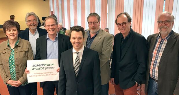 Vortrags-Referent Dr. Denis Simunec (vorne) zusammen mit den Vorstandsmitgliedern Susanne Modler, Udo Weich, Dr. Martin Michalzik, Martin Vollmer, Dr. Ulrich Weber und Edmund Schmidt (von links) FOTO: THOMAS FABRI